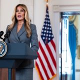 "Pokušala da zataška aferu a samo ju je oživela": Zašto je Melanija Tramp iznenadnim obraćanjem o Epstinu stvorila problem Beloj kući? (VIDEO) 4