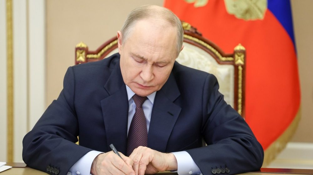 Putin potpisao zakon, kazna za kritičare Kremlja: Oduzimanje imovine i bankovnih sredstva Rusa koji žive u inostranstvu 8