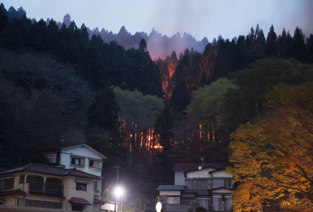 Više od 1.000 vatrogasaca gasi požar u Japanu, hiljade ljudi napustile domove (FOTO) 4 Više od 1.000 vatrogasaca gasi požar u Japanu, hiljade ljudi napustile domove (FOTO) 4