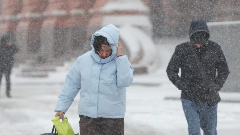 Snow blankets Moscow (VIDEO, FOTO) Snežna oluja pogodila područje Moskve: Otkazano preko 50 letova, na snazi narandžasti meteoalarm, naselja bez struje 8