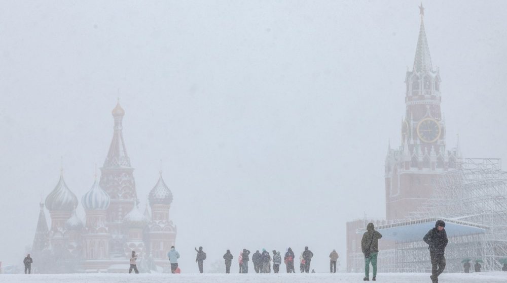 (VIDEO, FOTO) Snežna oluja pogodila područje Moskve: Otkazano preko 50 letova, na snazi narandžasti meteoalarm, naselja bez struje 1