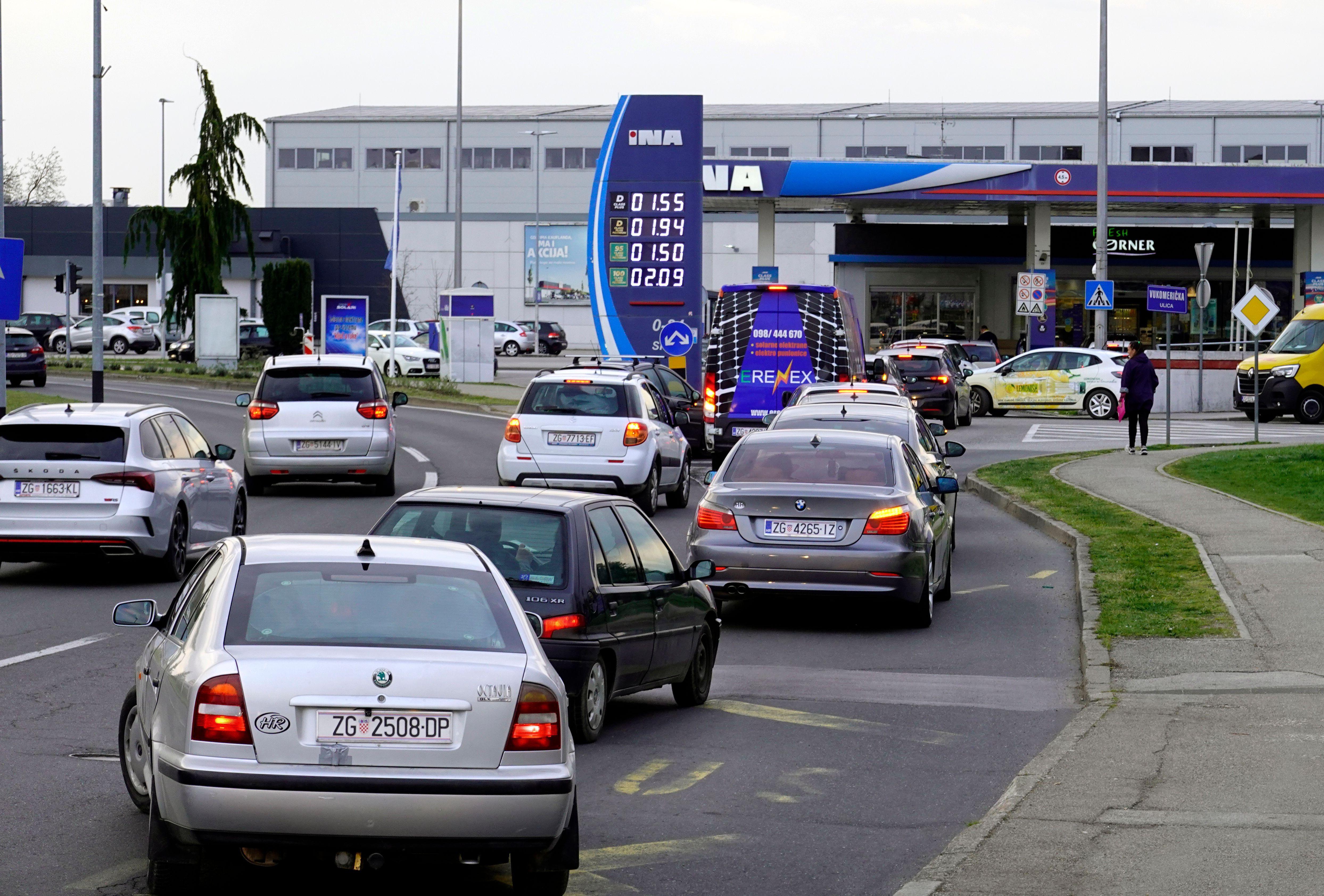 Cene goriva u Srbiji: Šta treba da znate 3 Gužva na pumpi u Hrvatskoj