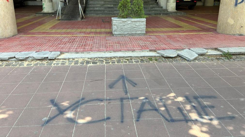 Politički rat grafitima u Srbiji: Ko plaća ceh 2 ustaša - napisano na pločniku