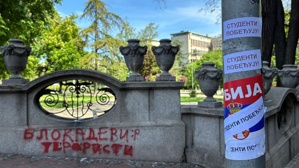 Politički rat grafitima u Srbiji: Ko plaća ceh 4 nalepnice Studenti pobeđuju