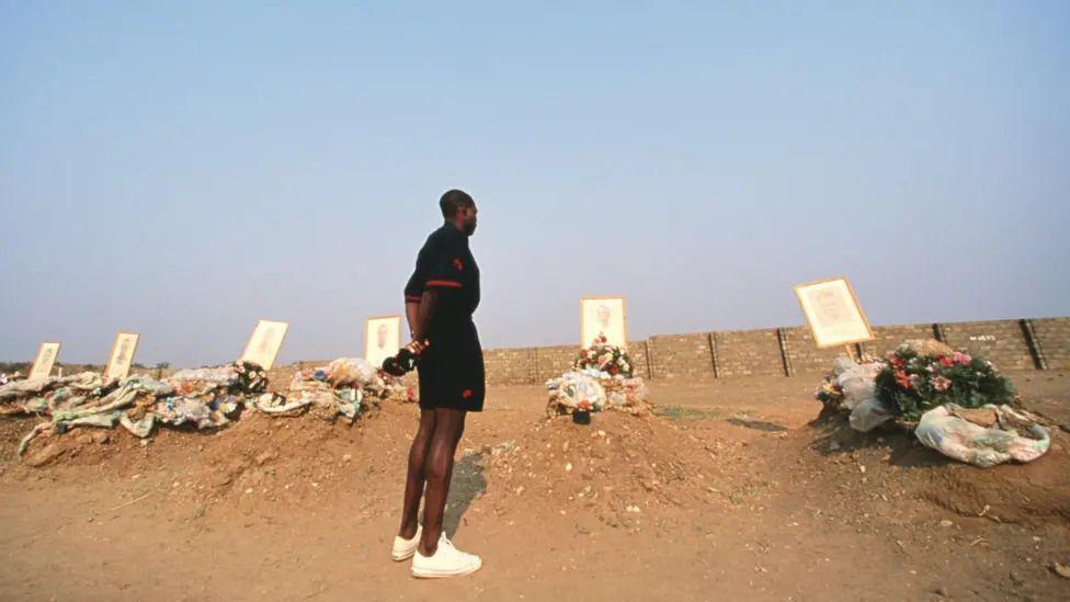 Tragedija i trijumf izgubljene generacije afričkog fudbala 4 Bvalija odaje počast svojim saigračima na Parceli heroja