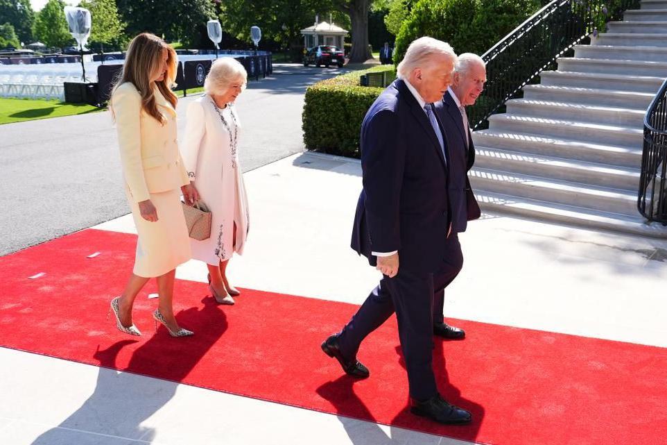 Gardisti, čaj i pčele: Prva zvanična poseta britanskog kraljevskog para Americi 8 Kraljica Kamila i Melanija Tramp u svetlim haljinama, prate Donalda Trampa i kralja Čarlsa u tamnim odelima na crvenom tepihu