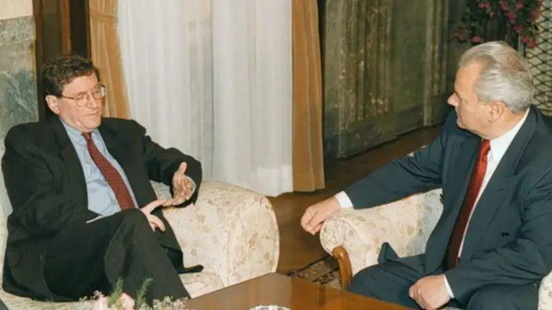 Bombardovanje 1999: Poslednji let za Beograd 4 Ričard Holbruk, nekadašnji američki izaslanik na Balkan, tokom pregovora u Beogradu, sa Slobodanom Miloševićem, predsednikom SR Jugoslavije