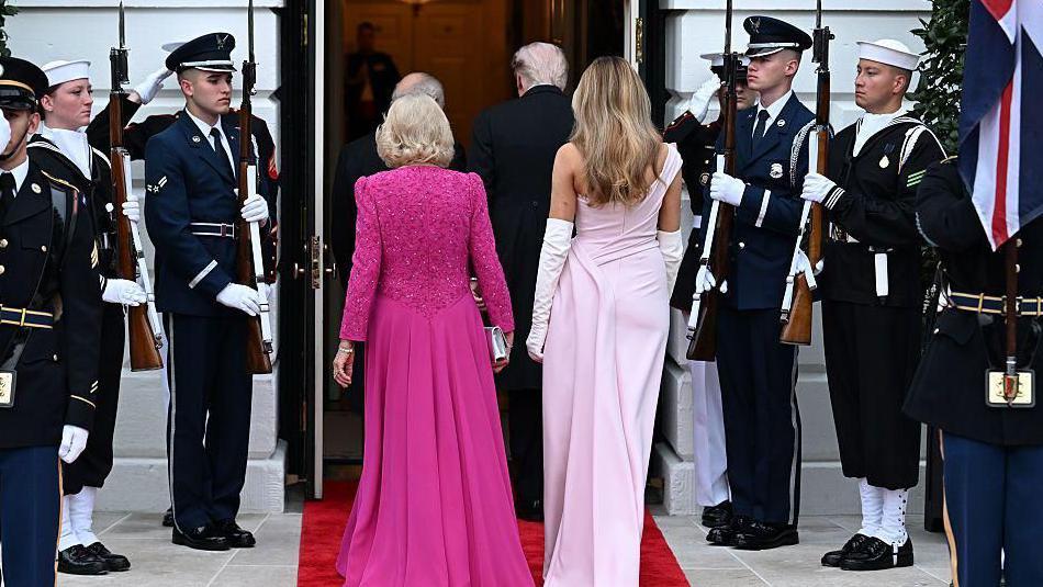 'Moja mama je bila zaljubljena u vas': Šale Trampa i kralja Čarlsa 15 kraljica Kamila i Melanija Tramp