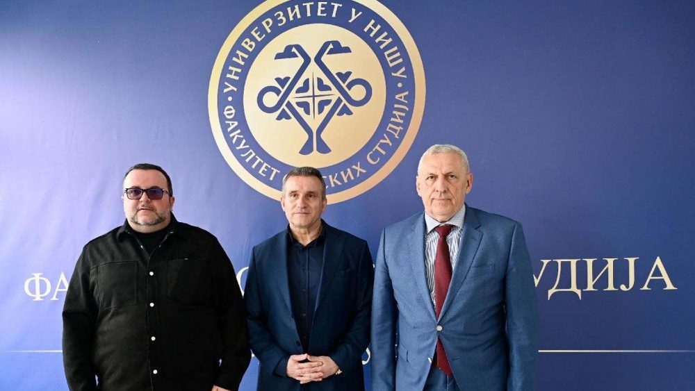 Fakultet srpskih studija Uprkos tome što je sud suspendovao dozvolu za rad Fakulteta srpskih studija, Ministarstvo i niški Univerzitet postupaju kao da ta odluka ne postoji 2