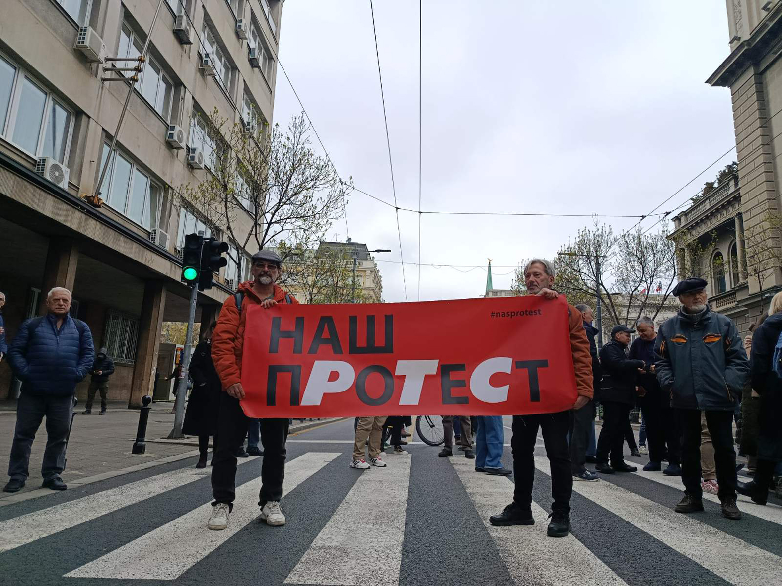 "Vučiću, izađi da pogledaš u oči novinare o čijim životima misliš da možeš da odlučuješ": Protest zbog nasilja ispred Predsedništva 3 "Vučiću, izađi da pogledaš u oči novinare o čijim životima misliš da možeš da odlučuješ": Protest zbog nasilja ispred Predsedništva 3