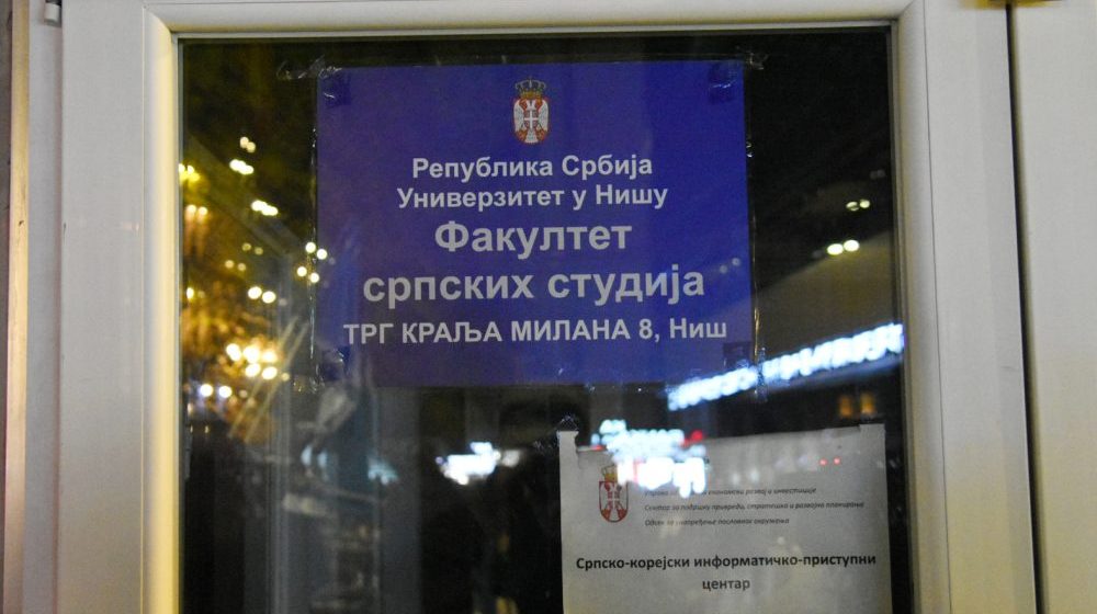 Uprkos tome što je sud suspendovao dozvolu za rad Fakulteta srpskih studija, Ministarstvo i niški Univerzitet postupaju kao da ta odluka ne postoji 10