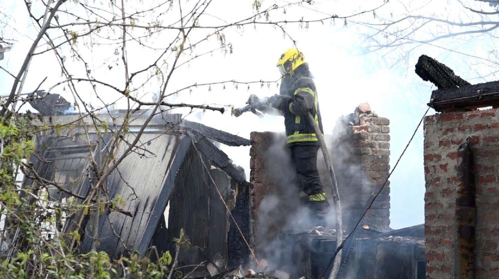 Novi Sad: Porodici na Telepu izgorela kuća, građani prikupljaju pomoć (FOTO) 1