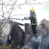Novi Sad: Porodici na Telepu izgorela kuća, građani prikupljaju pomoć (FOTO) 1