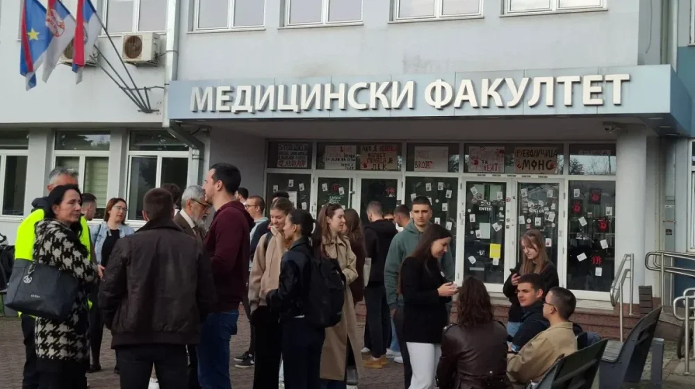 Protest studenata Medicinskog fakulteta u Novom Sadu: "Mi smo jedina lista koja se kandidovala, zato smo i odbijeni, jer vlast želi da izbora nema" 1