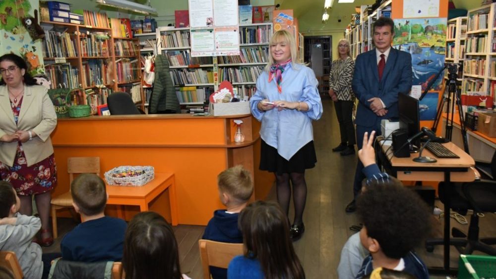Poznatoj spisateljici Kseniji Ćaćić Gradska biblioteka u Novom Sadu naprasno otkazala gostovanje: Ona podelila knjige ispred nje 4