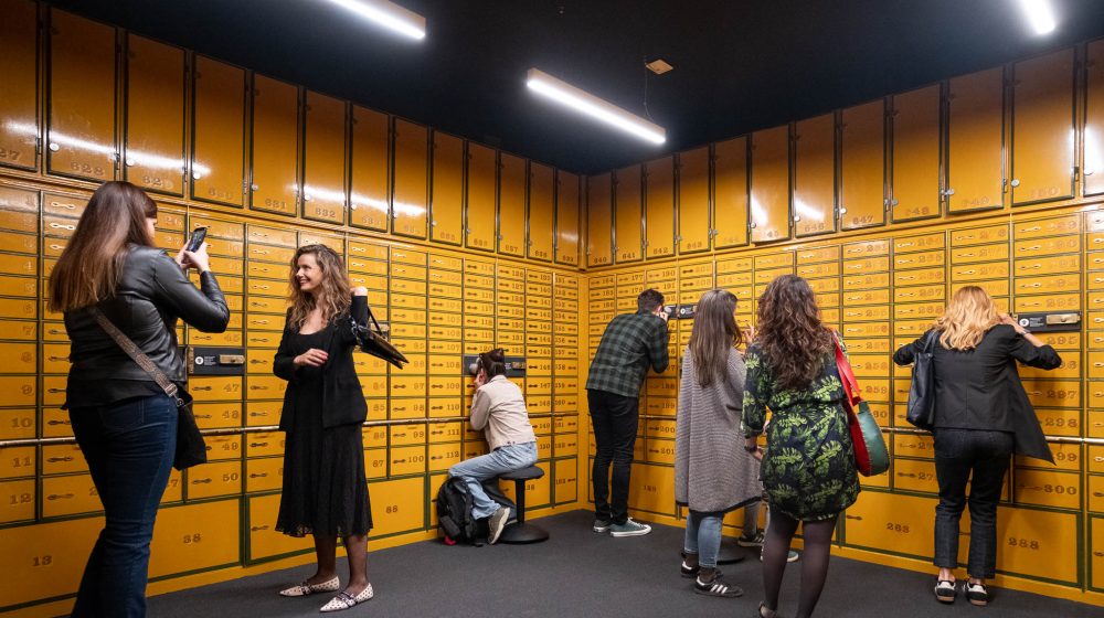 Otvorena Galerija S.E.F. u Palati nauke izložbom „Banka sećanja“: U sefovima vas čekaju priče 1