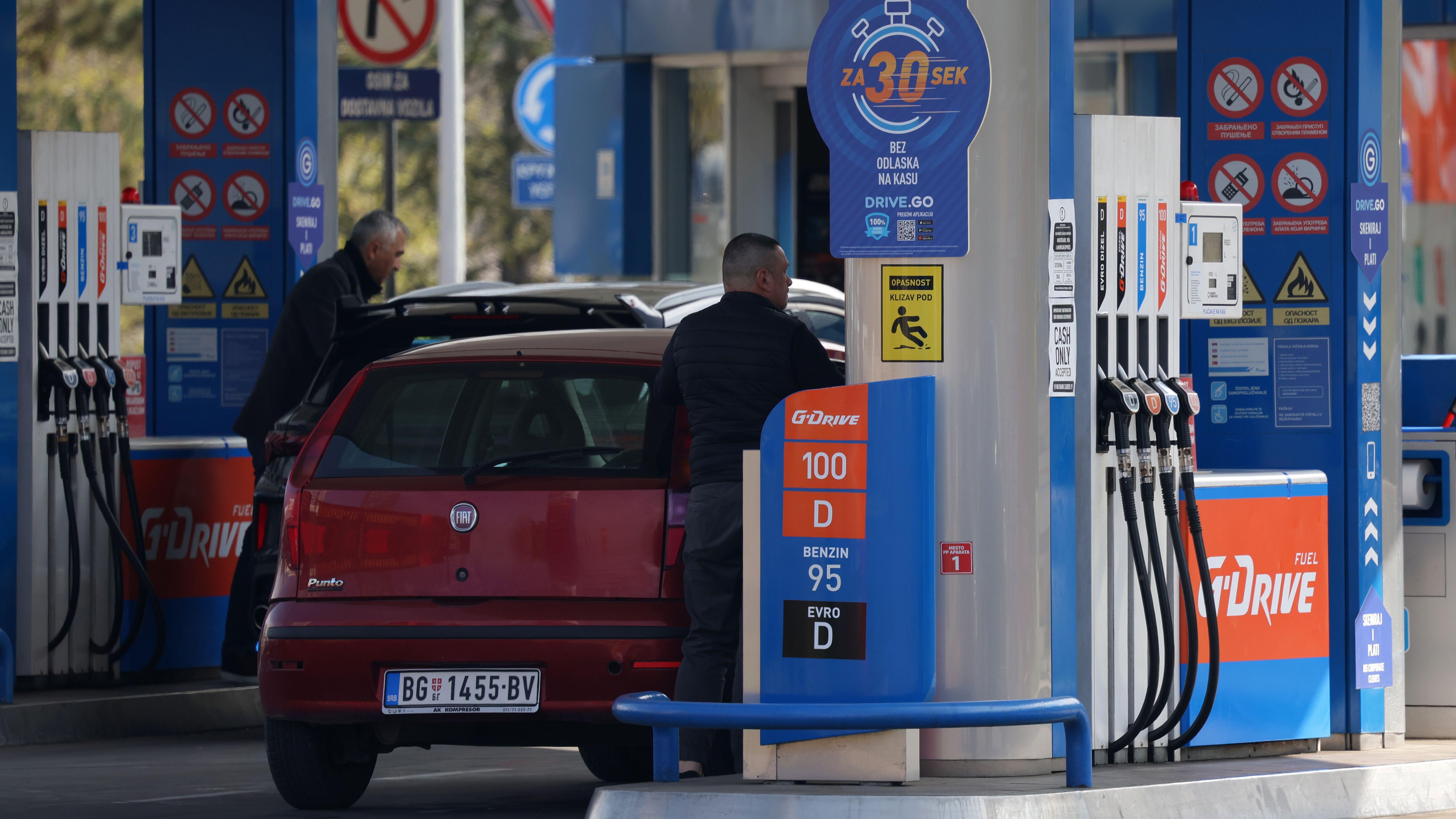 Cene goriva u Srbiji: Šta treba da znate 4 Muškarci toče gorivo na pumpi