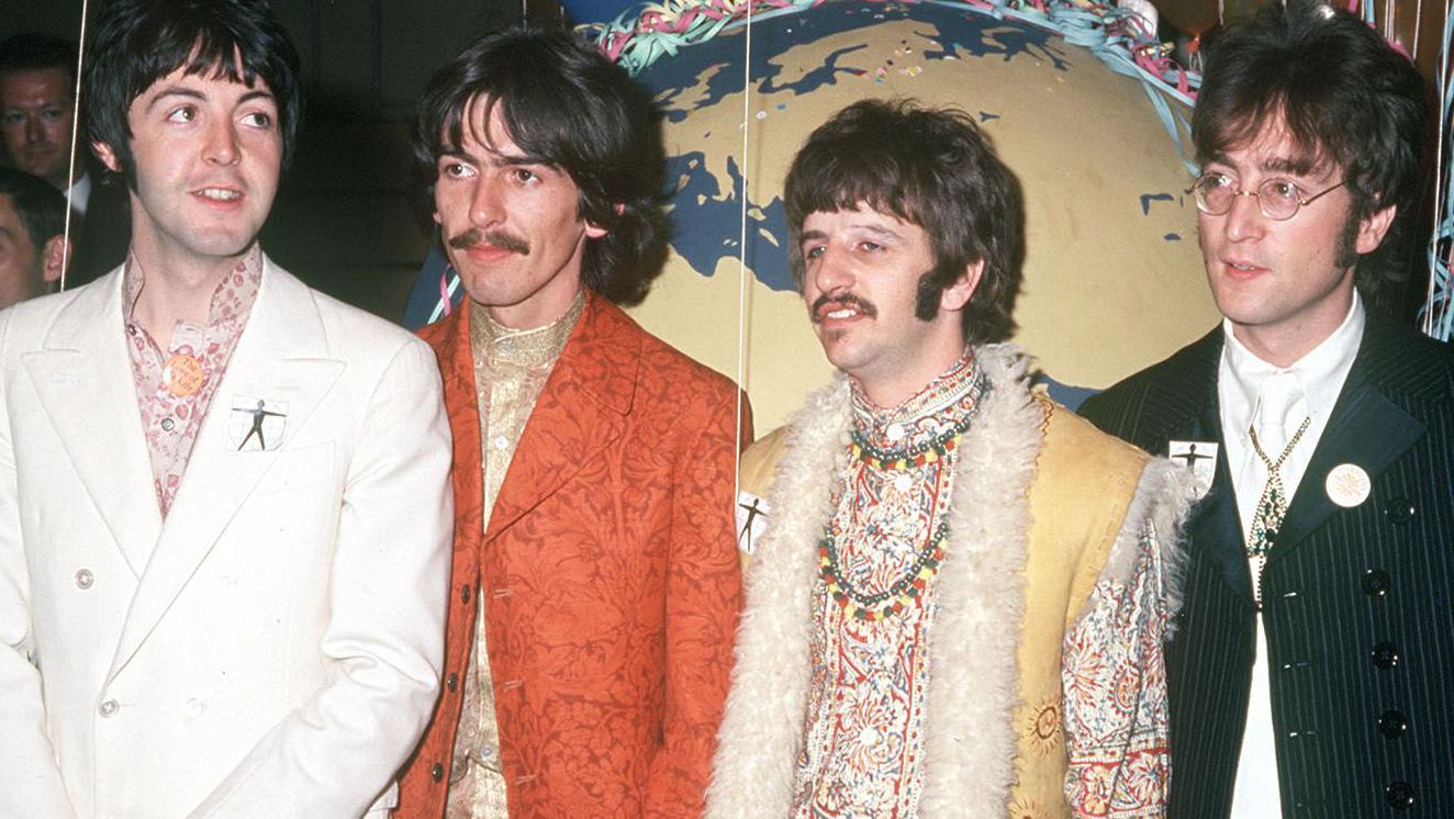 Od Bitlsa do kantri albuma: Legendarni bubnjar Ringo Star za BBC 4 Bitlsi (sleva na desno): Pol Makartni, Džordž Harison, Ringo Star i Džon Lenon, fotografisani 1967. godine - iste godine kada je objavljen album Sgt. Pepper’s Lonely Hearts Club Band.