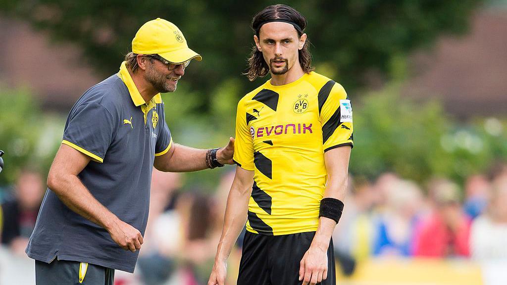 Jirgen Klop savetuje Nevena Subotića tokom jedne od pripremnih utakmica Borusije Dortmund u leto 2014.