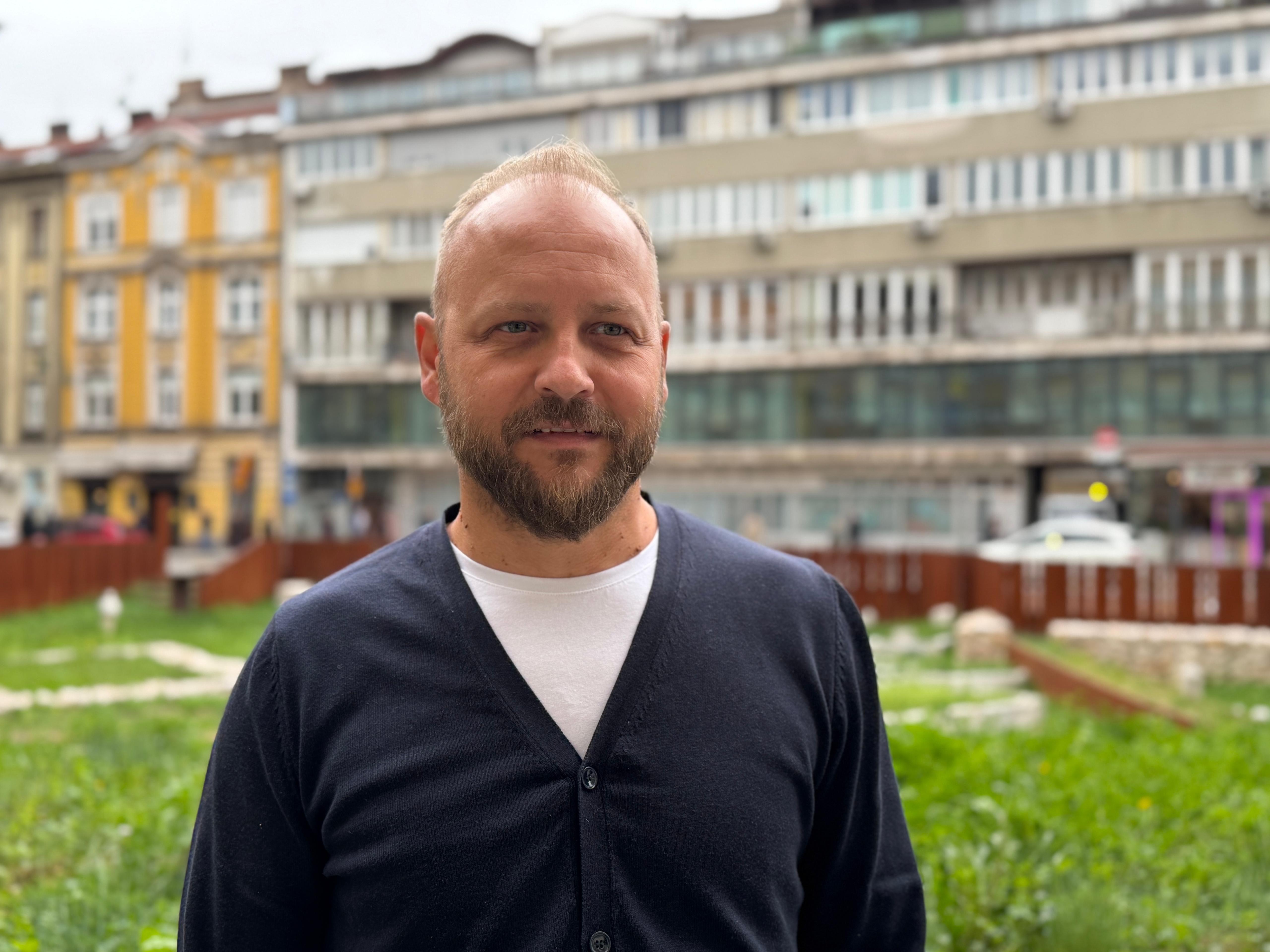 'Ni infarkt me neće sprečiti da gledam Bosnu na Mundijalu' 5 Denis Huseinbegović, direktor je jedne turističke agencije koja organizuje odlazak na Mundijal, plavi muškarac sa bradom i u plavom džemperu gleda u kameru