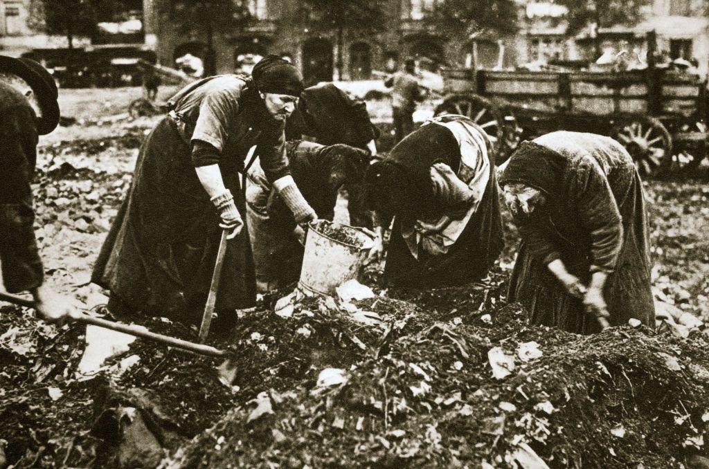 Stanovnici Berlina prebiraju po smeću tokom Prvog svetskog rata, kada istoričari procenjuju da su stotine hiljada nemačkih civila umrle od gladi tokom sukoba