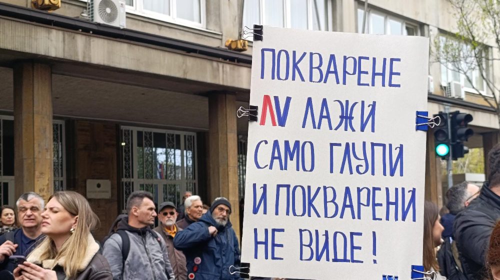 "Vučiću, izađi da pogledaš u oči novinare o čijim životima misliš da možeš da odlučuješ": Protest zbog nasilja ispred Predsedništva 1