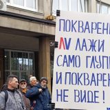 "Vučiću, izađi da pogledaš u oči novinare o čijim životima misliš da možeš da odlučuješ": Protest zbog nasilja ispred Predsedništva 4