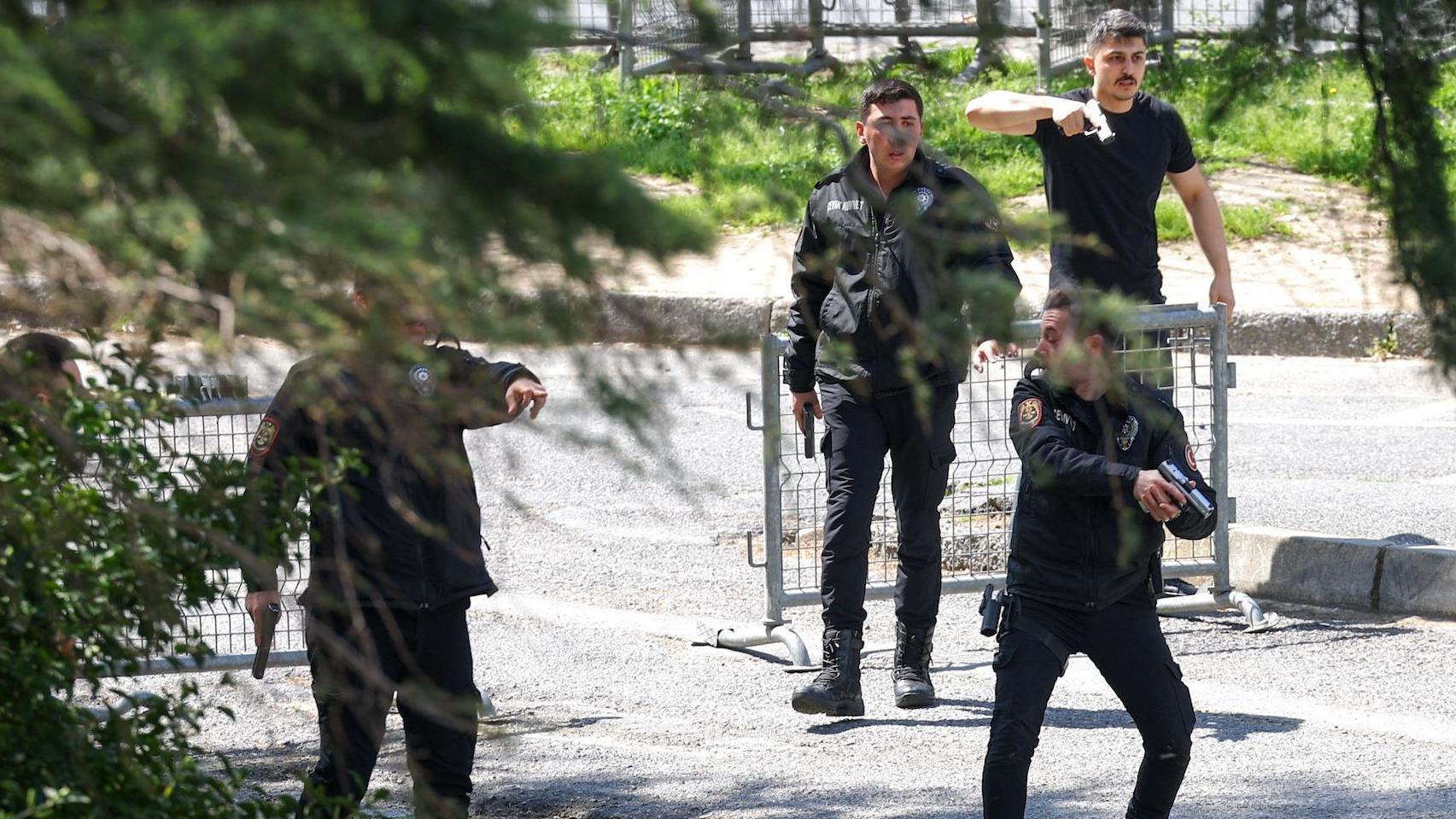 Policajci sa pištoljima u rukama tokom intervencije