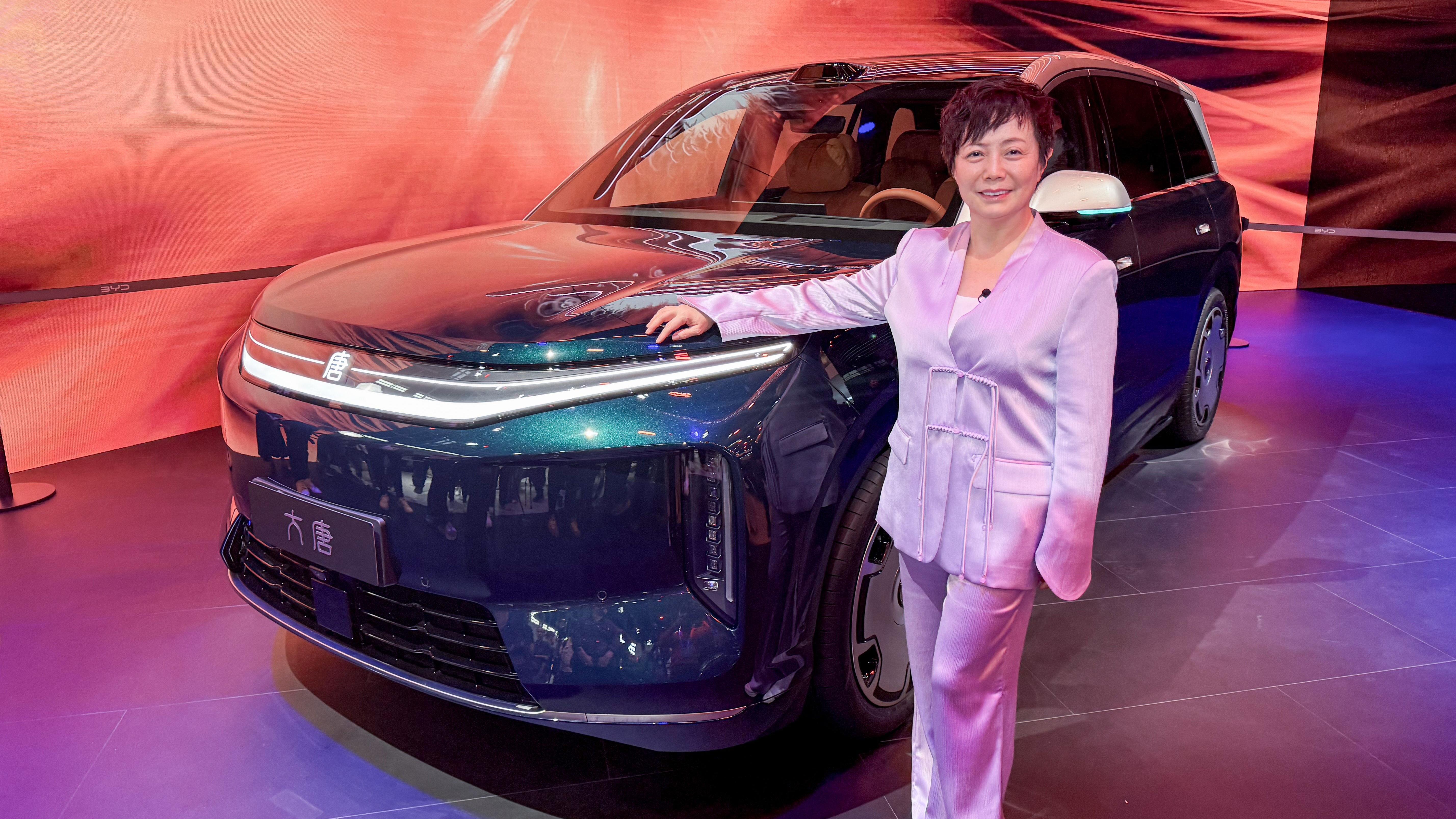 Stela Li pored automobila na Sajmu automobila
