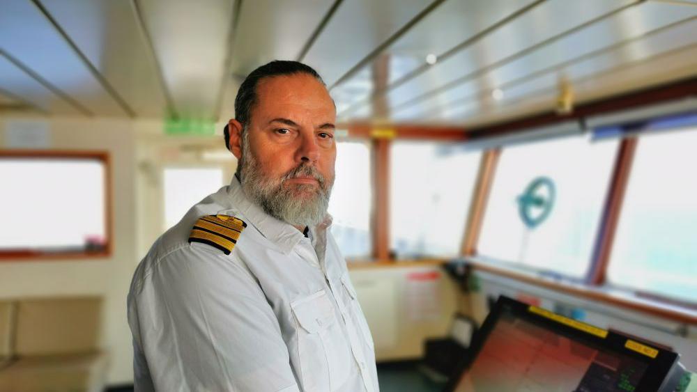 Kapetan Srđan Janković za BBC: 'Kako smo prošli kroz Ormuski moreuz' 1 kapetan broda Srđan Janković na kontrolnom mostu