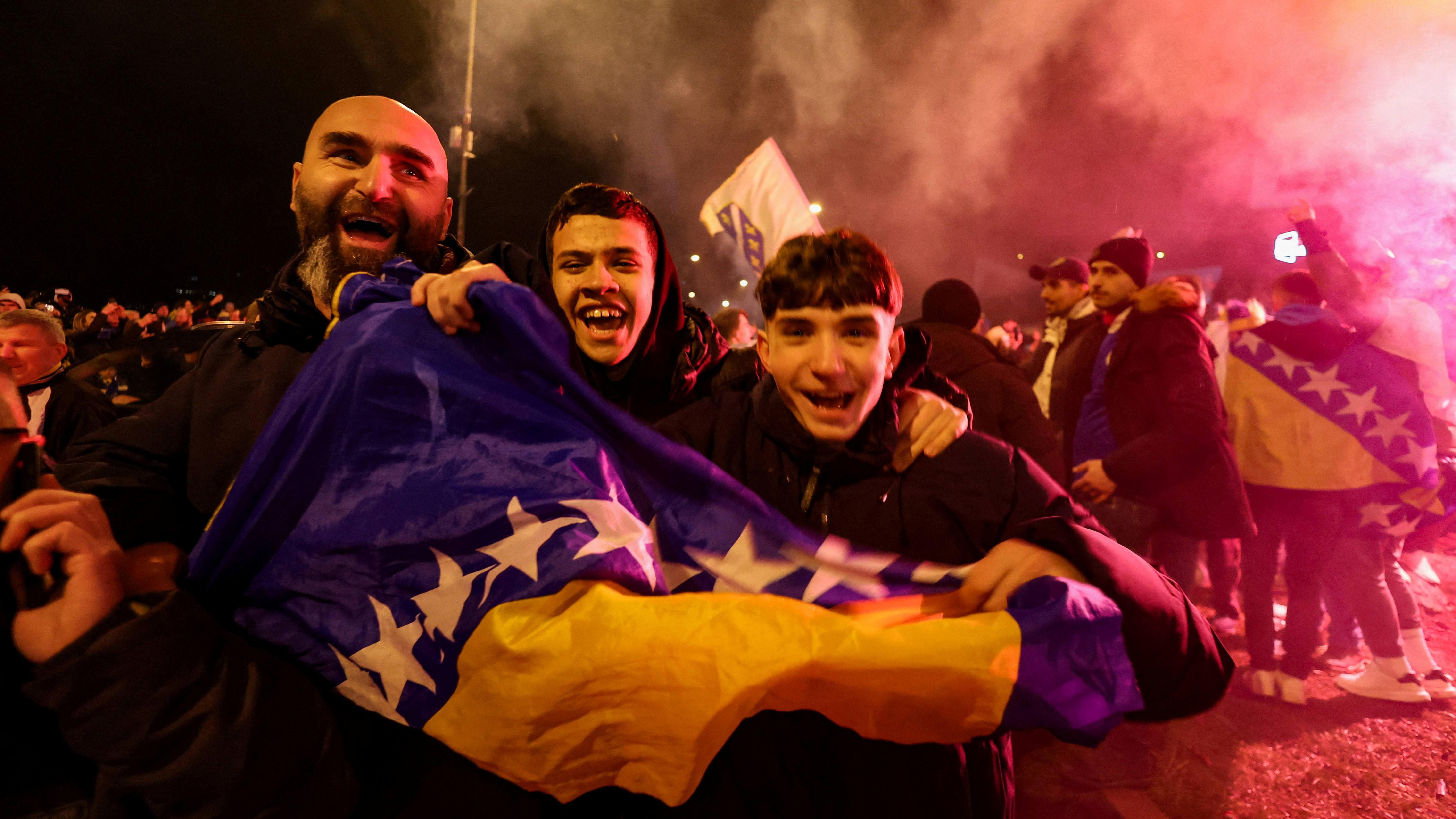 Bosna slavi fudbalere, Italija propušta treće uzastopno svetsko prvenstvo 1 Slavlje sa zastavom u Sarajevu