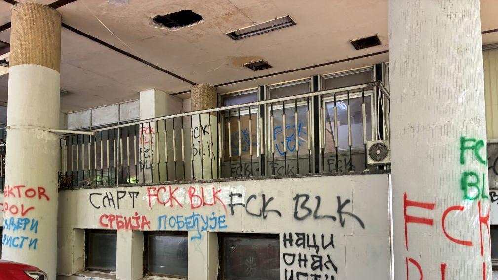 Politički rat grafitima u Srbiji: Ko plaća ceh 1 uvredljivi grafiti na zgradi Hemijskog fakulteta