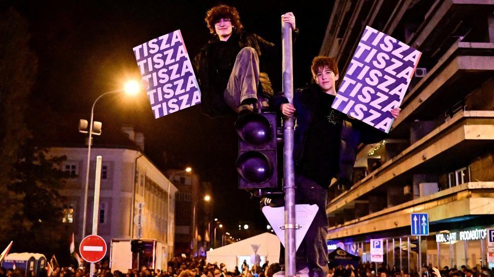 Dva dečaka nose postere pokreta Tisa