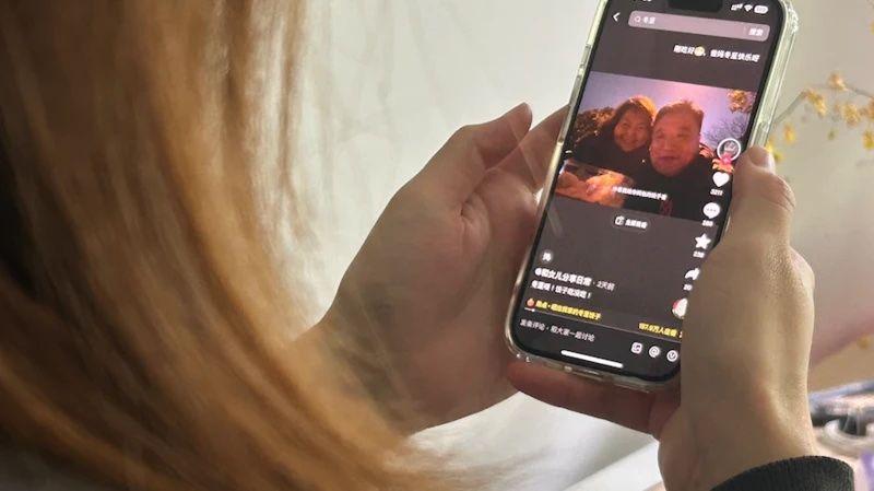 Novi trend u Kini: Mladi traže toplinu i bliskost od 'virtuelnih roditelja' 3 devojka gleda u telefon i skroluje