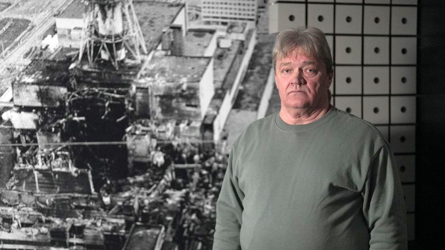Poslednje venčanje u Černobilju: 'Bežala sam bosonoga u venčanici' 6 Muškarac pored fotografije razrušene nuklearne elektrane