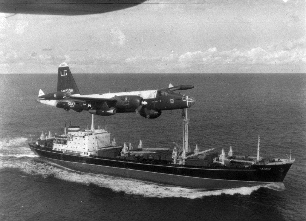 Američki patrolni avion Neptun leti uz sovjetski teretni brod tokom Kubanske raketne krize 1962. godine