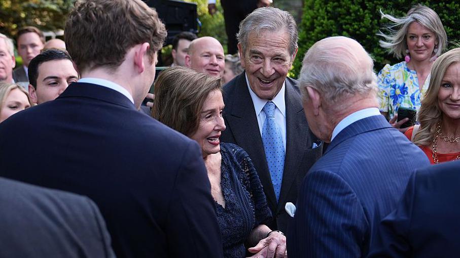 Gardisti, čaj i pčele: Prva zvanična poseta britanskog kraljevskog para Americi 17 Nensi Pelosi u tamnoj odeći razgovara sa kraljem Čarslom Trećim