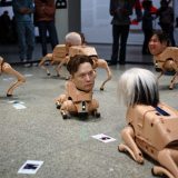 Robotski psi sa licima Maska i Zakerberga u berlinskom muzeju 1