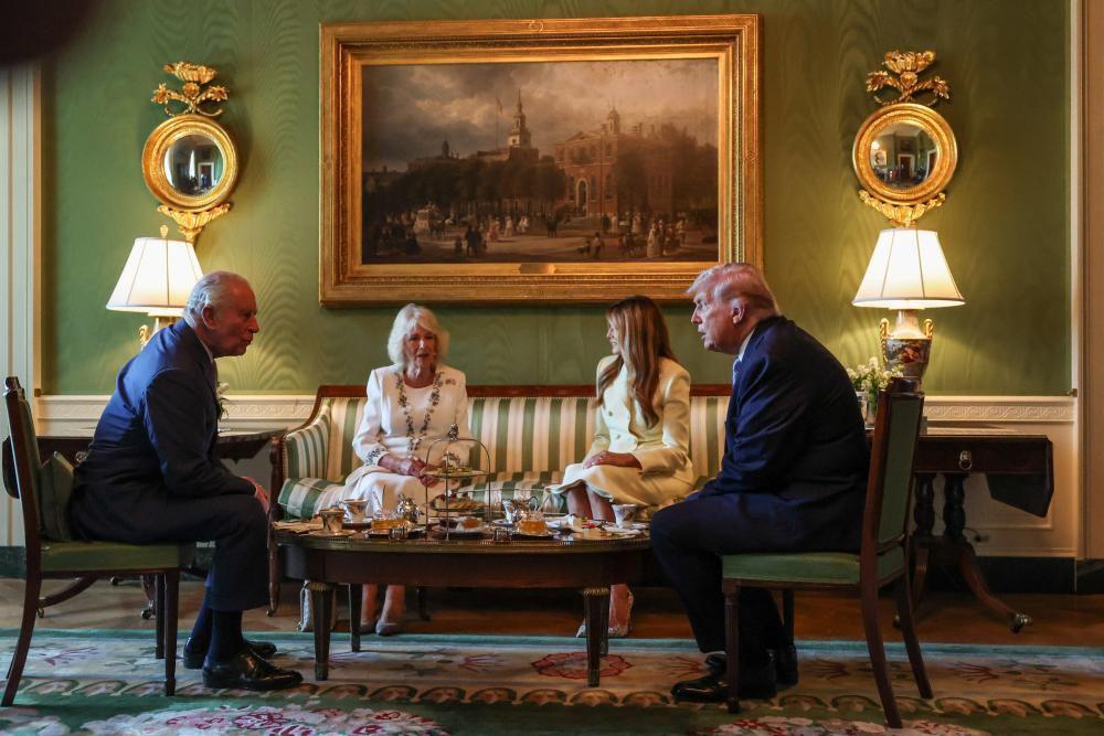 Gardisti, čaj i pčele: Prva zvanična poseta britanskog kraljevskog para Americi 9 Kraljevski par i Trampovi oko stola sa čajnikom i šoljama