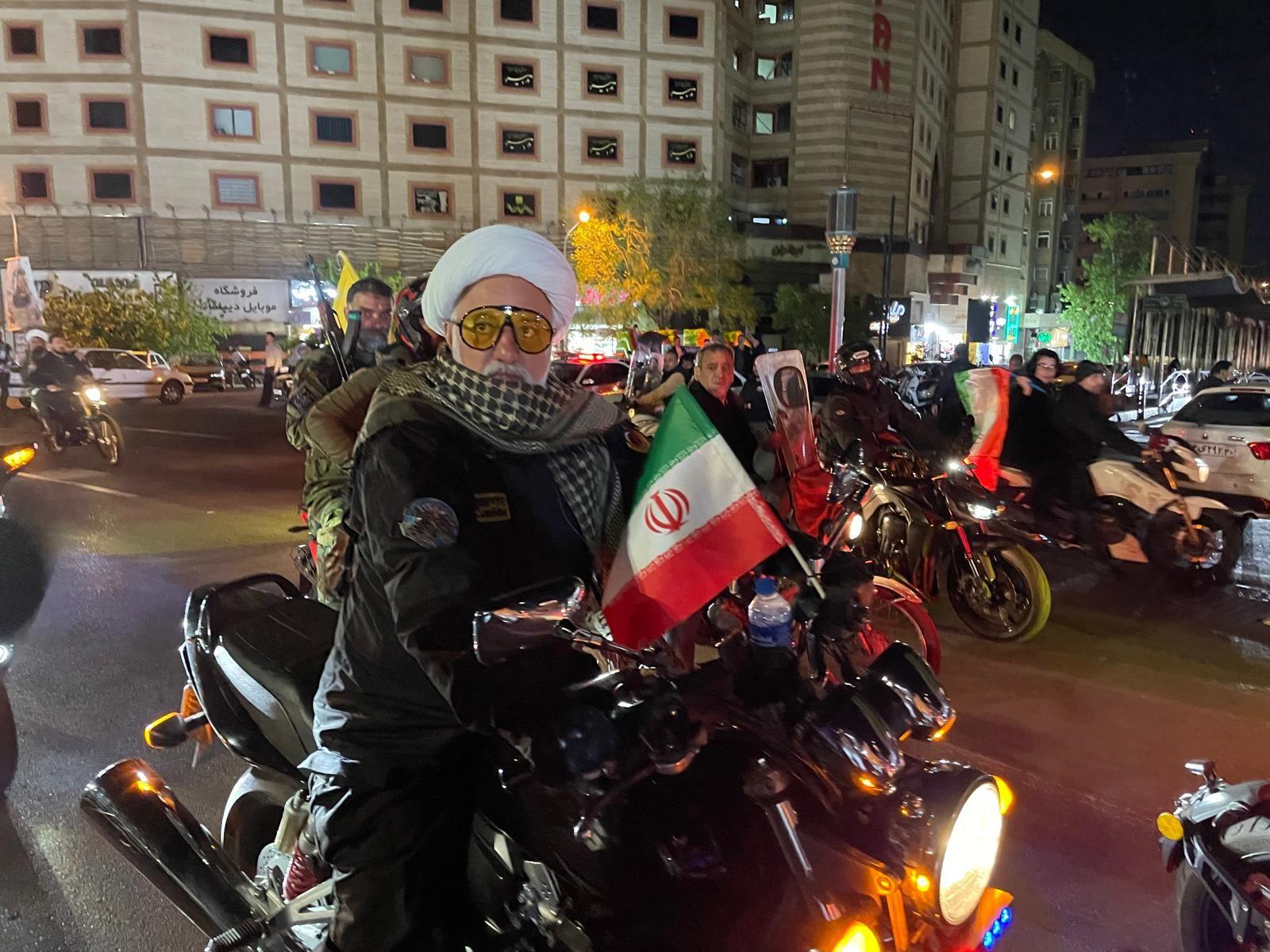 BBC u Teheranu: Novca sve manje, u vazduhu lebdi opasnost od nastavka rata 7 naoružan muškarac na motoru sa iranskom zastavom u centru Teherana