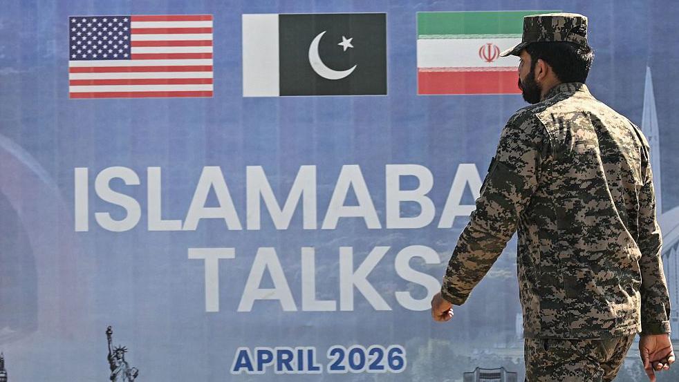 Počela američka blokada iranskih luka 2 Pakistanski rendžer u kamuflažnoj uniformi prolazi pored bilborda koji najavljuje američko-iranske mirovne pregovore u Islamabadu