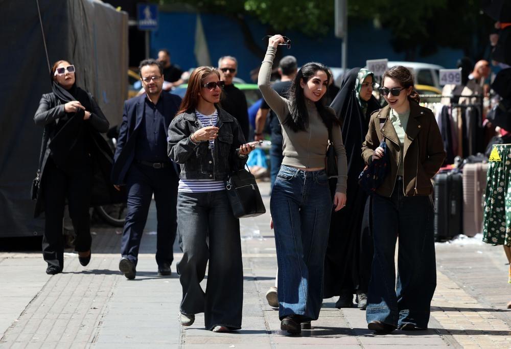BBC u Teheranu: Novca sve manje, u vazduhu lebdi opasnost od nastavka rata 3 grupa žena hoda ulicom u Teheranu
