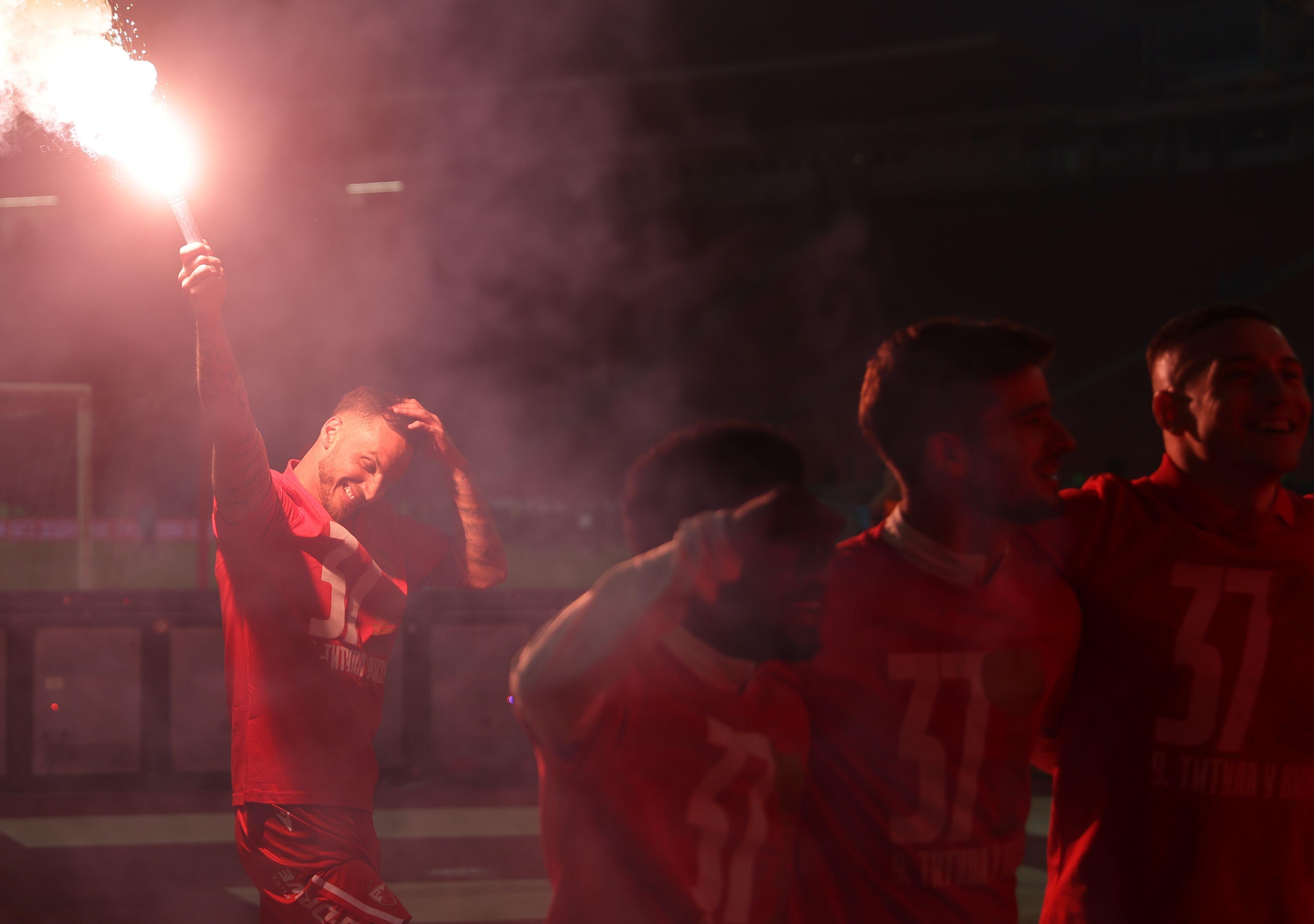 Nastavljena dominacija fudbalera Crvene zvezde i zagrebačkog Dinama 7 marko arnautović sa bakljom