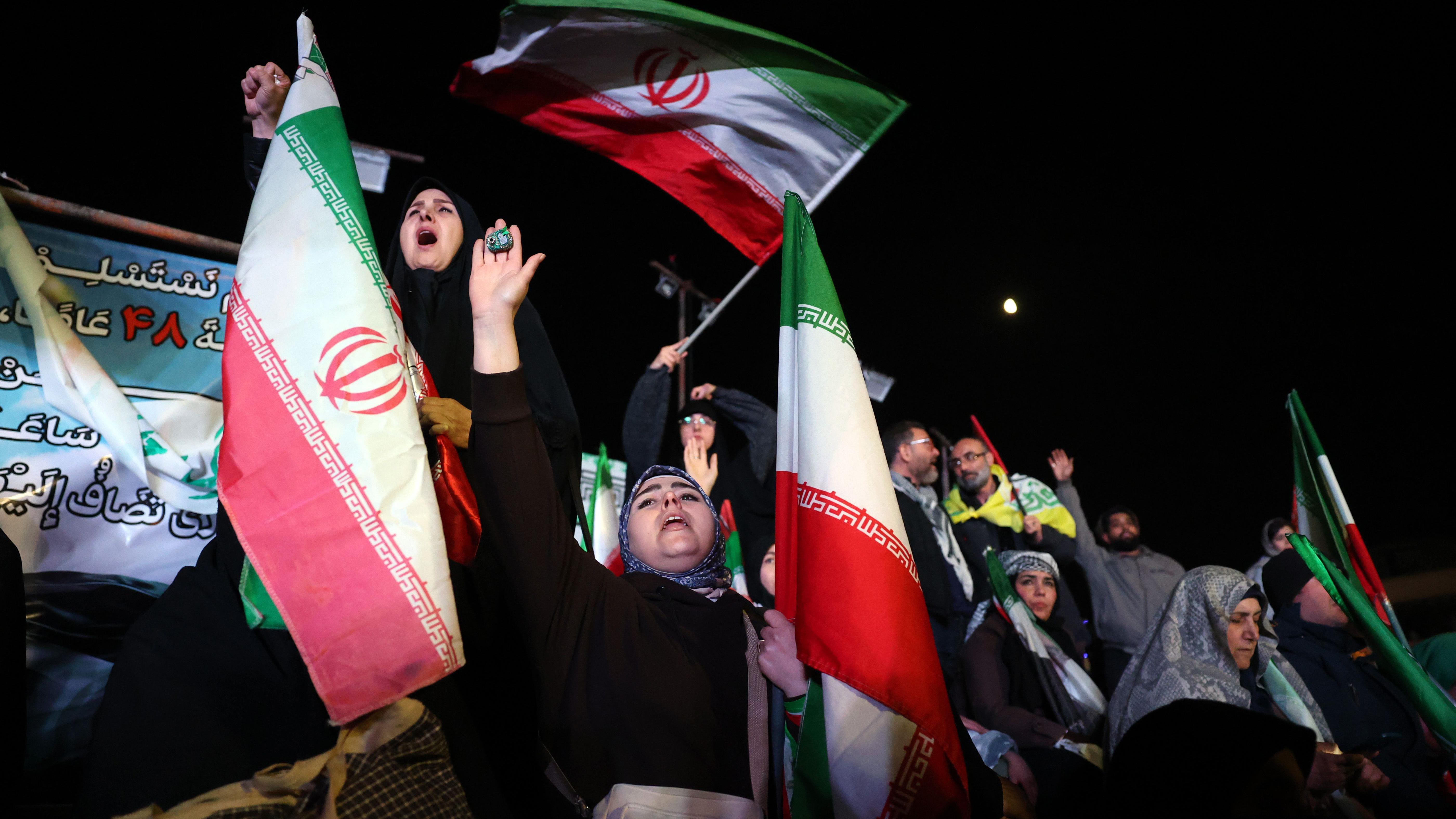 Amerika i Iran se dogovorili o primirju i otvaranju Ormuskog moreuza 1 iranke se raduju sa zastavama u rukama