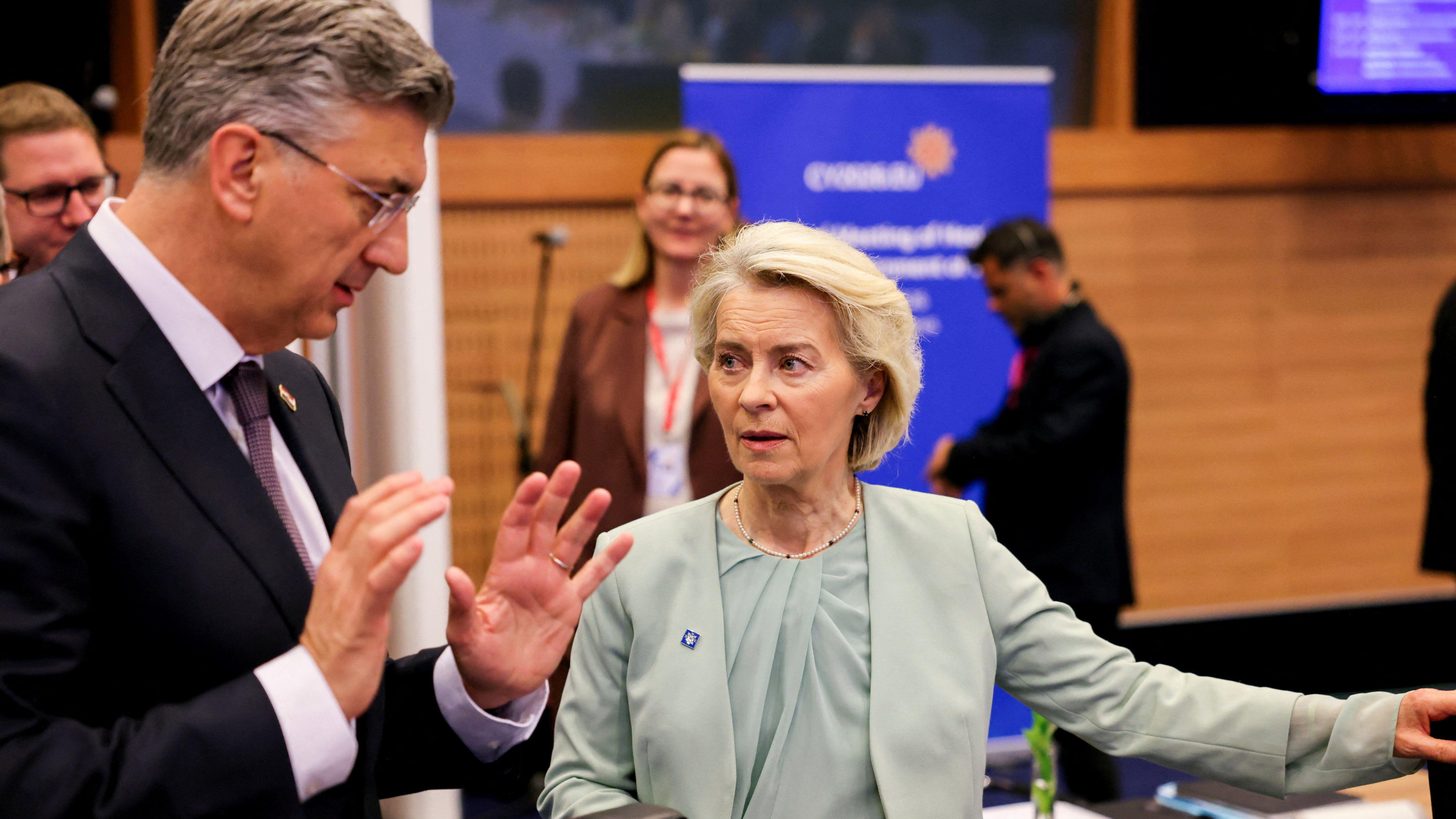 Predsednica Evropske komisije Ursula fon der Lejen u razgovoru sa premijerom Hrvatske Andrejom Plenkovićem na samitu u Kipru
