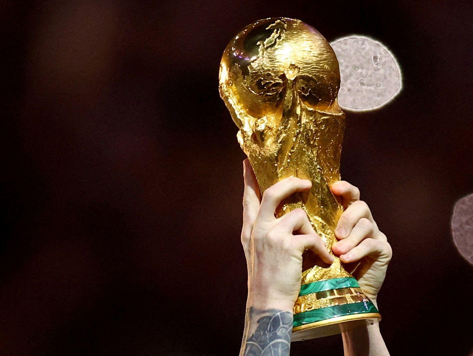 Bosna i Hercegovina ide na Mundijal, Kosovo izgubilo od Turske 3 svetsko prvenstvo u fudbalu, trofej za svetsko prvenstvo, mesi drži trofej za svetsko prvenstvo, mesi podigao trofej za pobednika svetskog prvenstva, ruke mesija kako drže trofej