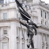 Statua sa potpisom Benksija postavljena u Londonu 5