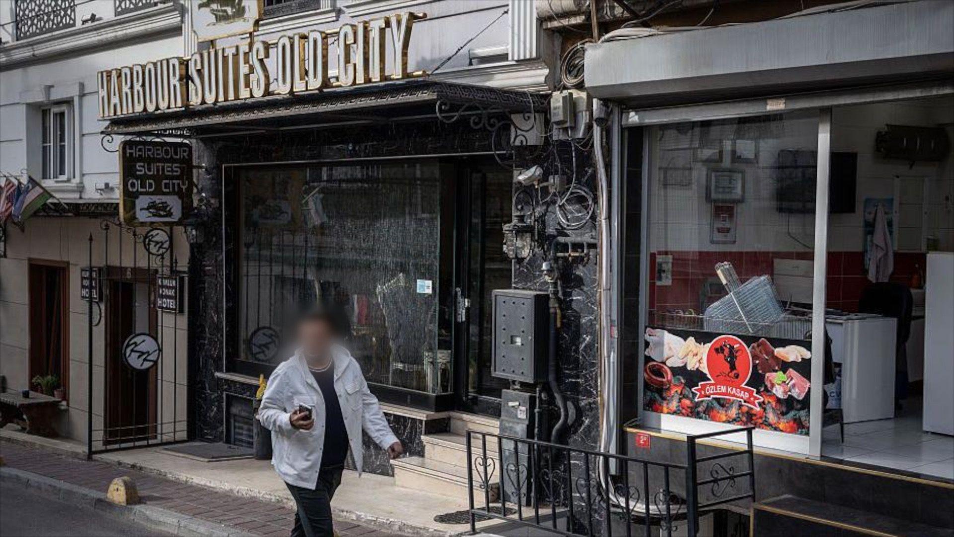 'Hoteli smrti' u Istanbulu: Otišli na odmor i nikad se nisu vratili 2 Porodica se razbolela u hotelu, a dvoje dece je prvo umrlo - njihova majka je umrla ubrzo nakon toga, a otac je preživeo do 17. novembra 2025. godine.
