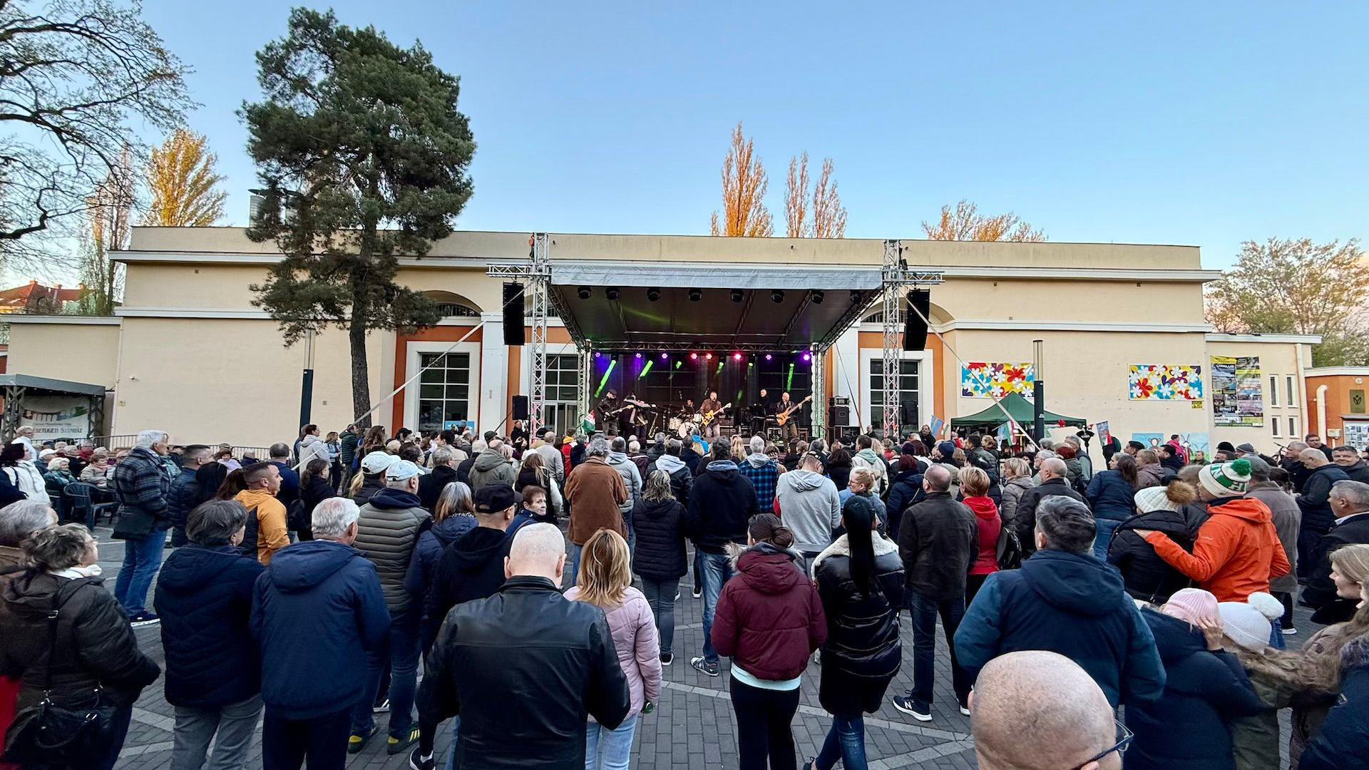 Izbori u Mađarskoj: Politička borba Orbana i Mađara zbog koje se i porodice dele i svađaju 3 Skup pristalica Viktora Orbana i njegove Fides partije u Budimpešti