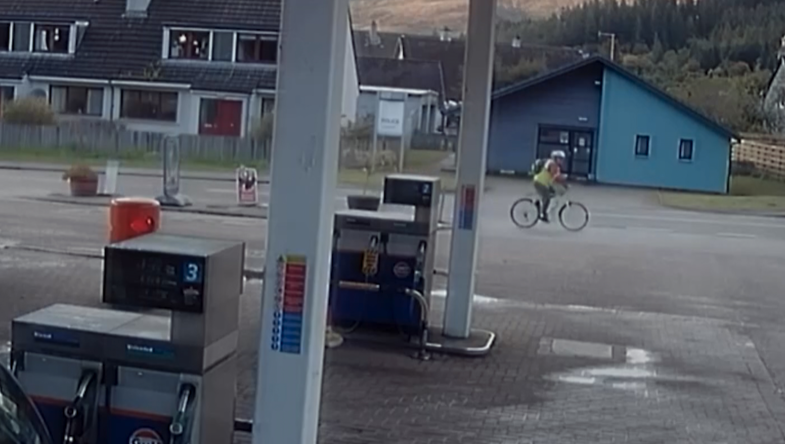 'Treba li da se udam za ubicu?' - ljubavna priča koja je otkrila zločin 5 snimak nadzornih kamera na kojem su pumpa i biciklista u pozadini